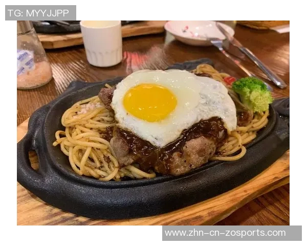 亚当斯如野兽般光脚漫步手持牛排展现原始魅力