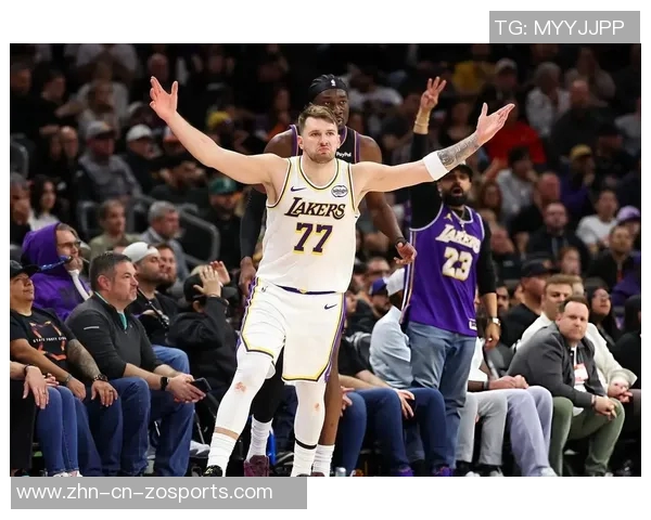 东契奇腰部不适第三节提前离场第四节回归替补席引发球迷关注