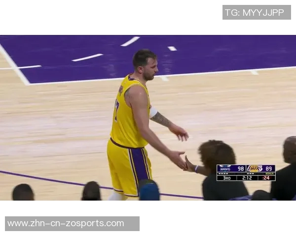 东契奇腰部不适第三节提前离场第四节回归替补席引发球迷关注